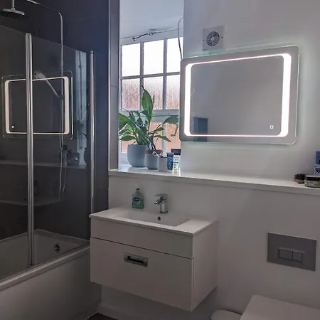 Spacious One Bedroom Flat Zone 1 Apartment