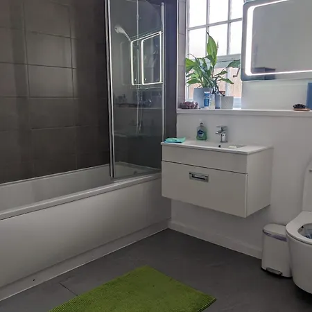 Spacious One Bedroom Flat Zone 1 *