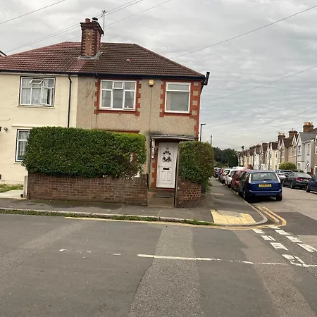 Tiny Bed For Petite Person Single Night Stay Only Homestay Feltham