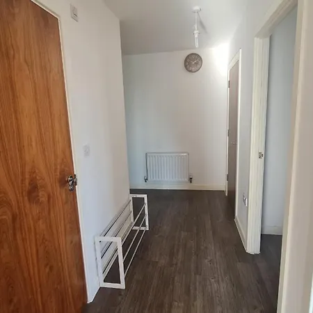 2 Bed With Parking & Good Travel Links