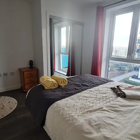 2 Bed With Parking & Good Travel Links Apartamento