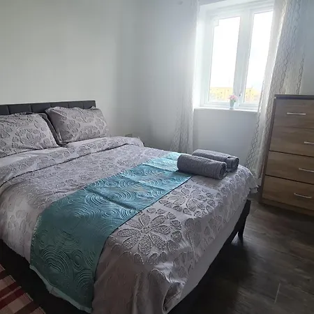 Apartamento 2 Bed With Parking & Good Travel Links *