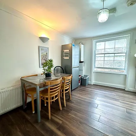 Spacious 4- Bedroom Flat! Kings Cross, St Pancras Apartment