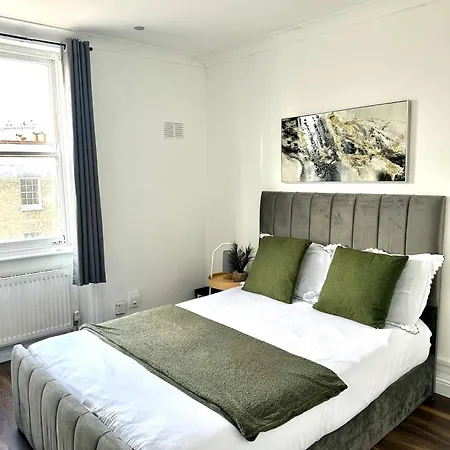 Spacious 4- Bedroom Flat! Kings Cross, St Pancras Apartment