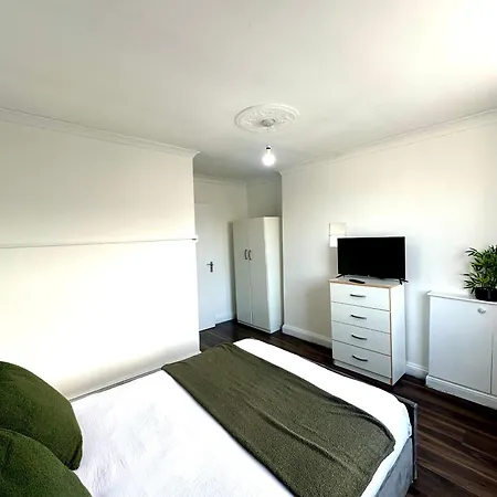 Spacious 4- Bedroom Flat! Kings Cross, St Pancras Apartment