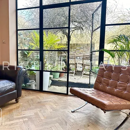 Bohemian Notting Hill Flat, Garden & Amenities