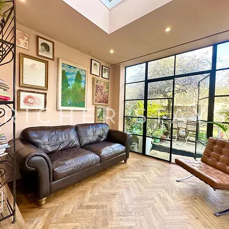 Bohemian Notting Hill Flat, Garden & Amenities