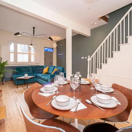Pass The Keys Airy 1850s Coach House With Private Balcony *