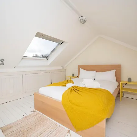 Pass The Keys Airy 1850s Coach House With Private Balcony London