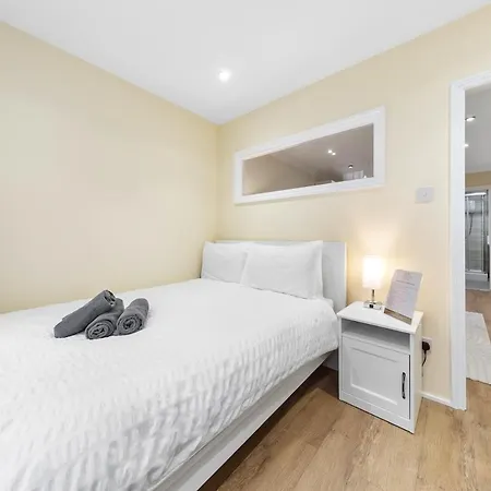Cosy One Bedroom - Bridge Apartment
