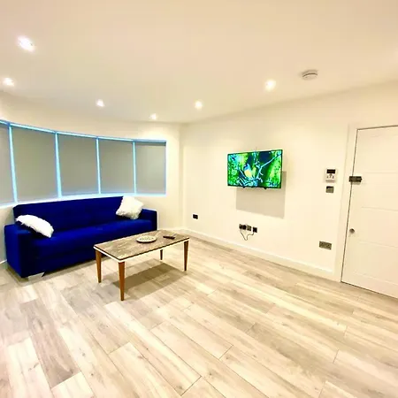 One Bedroom On Ground Floor In With Car Park Apartment London