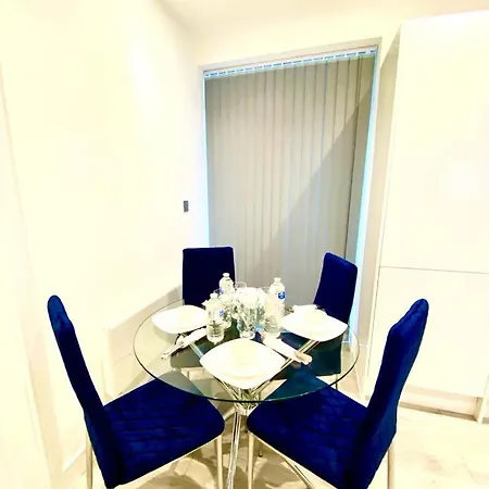 Apartment One Bedroom On Ground Floor In With Car Park London