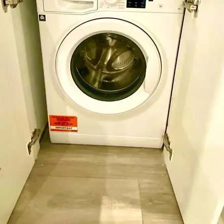 One Bedroom On Ground Floor In With Car Park Apartment London