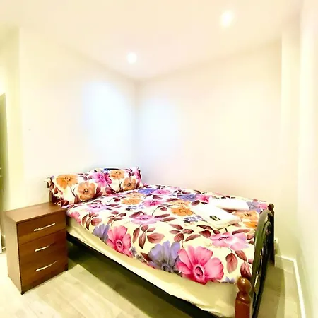 One Bedroom On Ground Floor In With Car Park Apartment *
