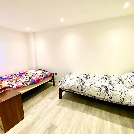One Bedroom On Ground Floor In With Car Park Apartment London