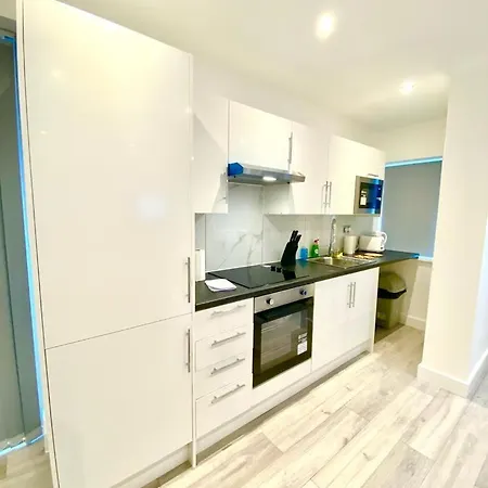 One Bedroom On Ground Floor In With Car Park Apartment *