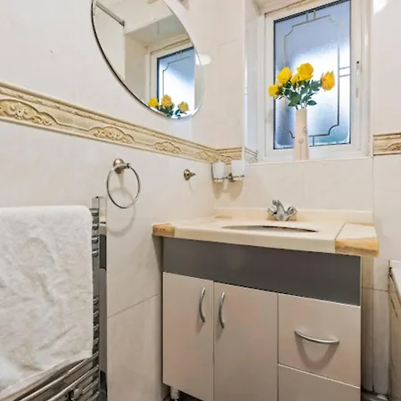 Exquisite 1br - Free Parking Only 5-mins Walk To Clapham Junction Station *