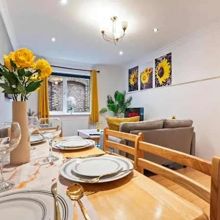 Exquisite 1br - Free Parking Only 5-mins Walk To Clapham Junction Station Apartment *