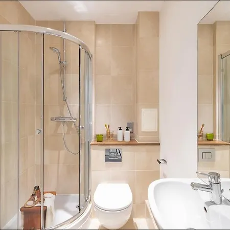 Stunning 2 Bedroom 2 Bathroom Flat With Panoramic View * London