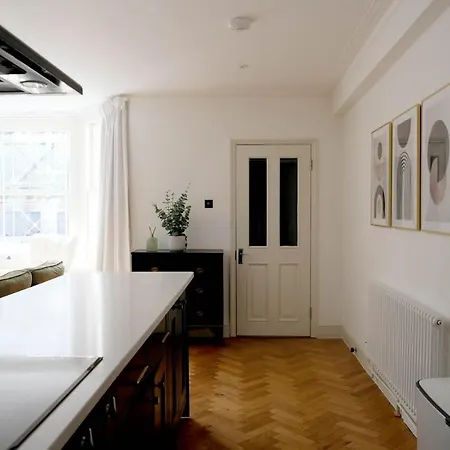 Lux & Stylish 2-bed Flat In West Kensington Apartment