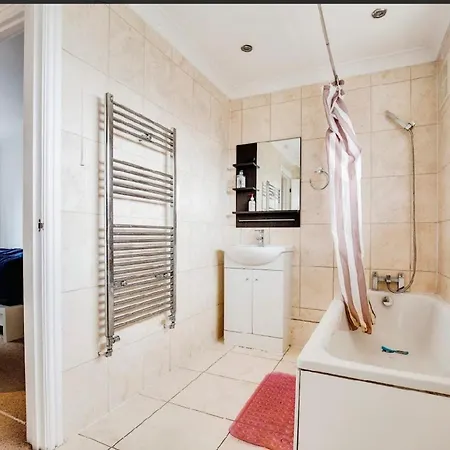 3-bed Apt-15 Mins To Heathrow-pet-friendly-parking *