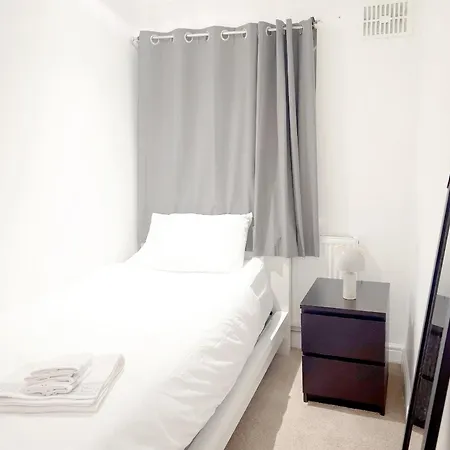 3-bed Apt-15 Mins To Heathrow-pet-friendly-parking * Northolt (Greater London)