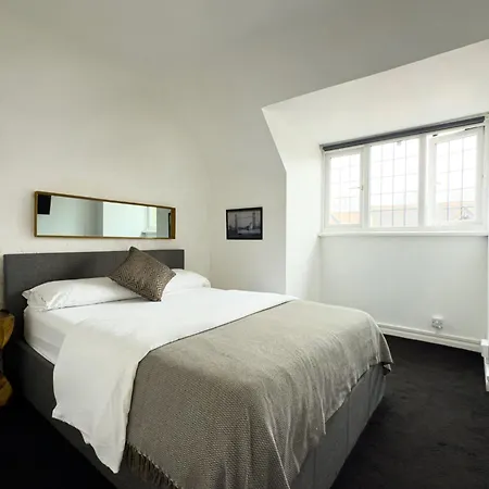 One-bedroom Flat In Village Apartment Cheam