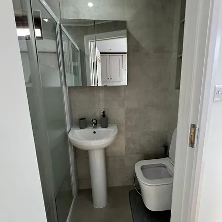 Spacious Double Bedroom Flat Near Homestay