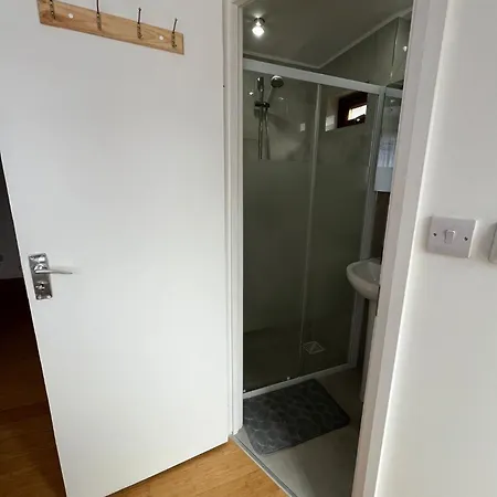 Spacious Double Bedroom Flat Near Ealing