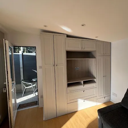 Spacious Double Bedroom Flat Near
