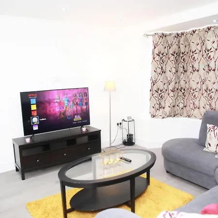 Deluxe 4-bed House Close2 Wembley Stadium *