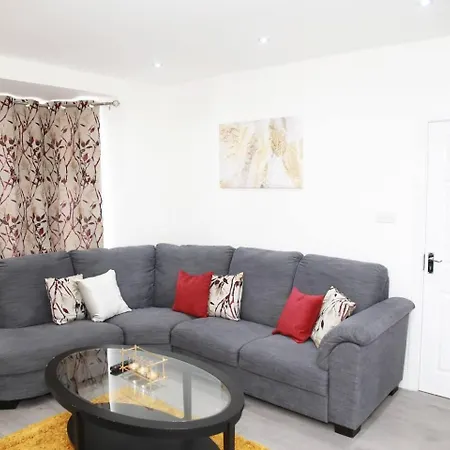 Deluxe 4-bed House Close2 Wembley Stadium Holiday home Hendon