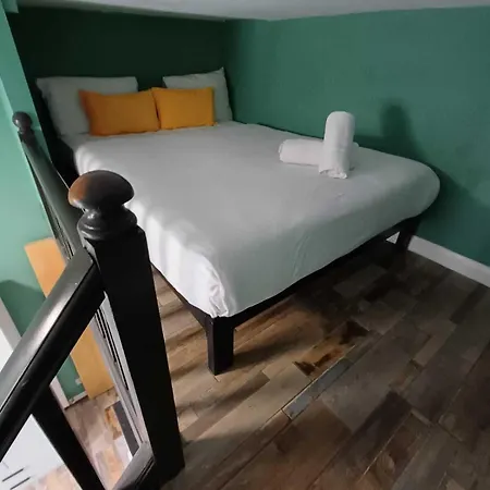 Modern Queenspark Apartment