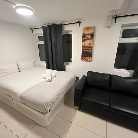 Apartment Modern Queenspark London