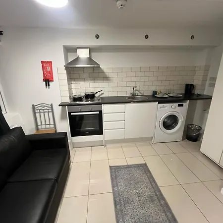 Modern Queenspark Apartment *