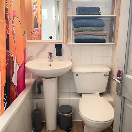 Penn Gardens Flat 1 - 2 - 3 & 4 Apartments * Havering