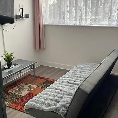 Penn Gardens Flat 1 - 2 - 3 & 4 Apartments Apartment Havering