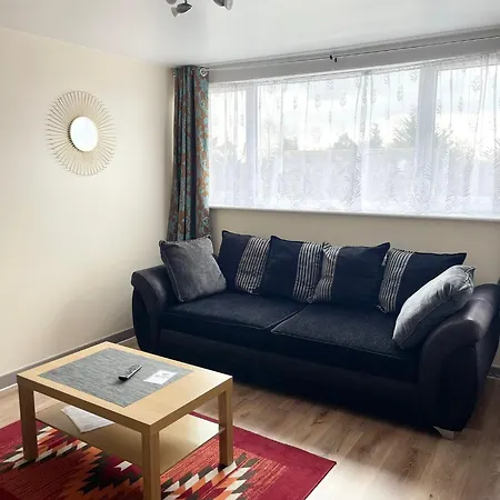 Apartment Penn Gardens Flat 1 - 2 - 3 & 4 Apartments Havering