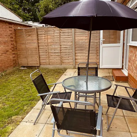 Modern 1-bed 30min To & Parking Apartment