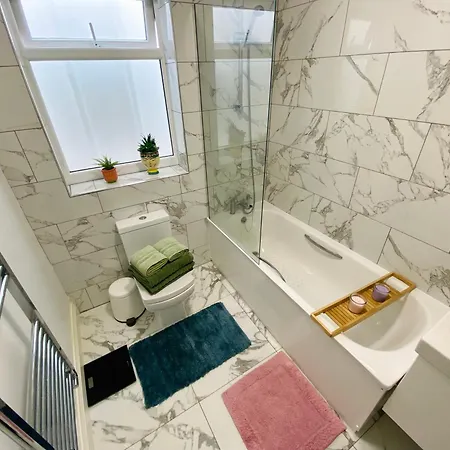 Apartment Modern 1-bed 30min To & Parking