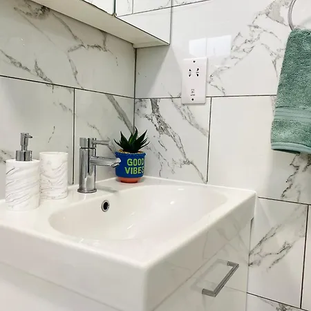 Modern 1-bed 30min To & Parking