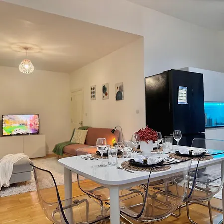 Modern 1-bed 30min To & Parking Apartment