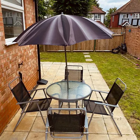 Modern 1-bed 30min To & Parking Apartment *