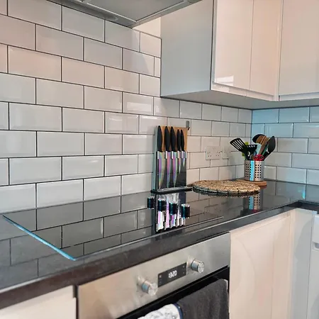 Modern 1-bed 30min To & Parking London