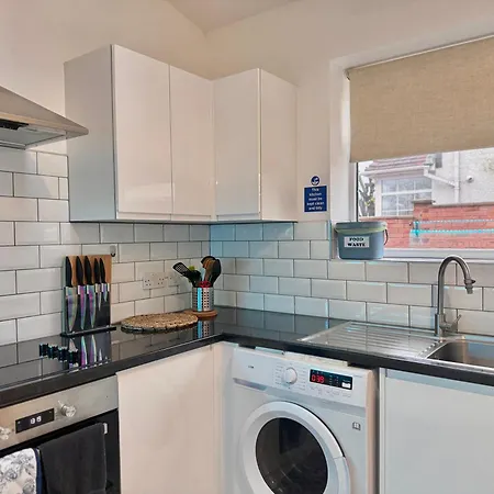 Apartment Modern 1-bed 30min To & Parking