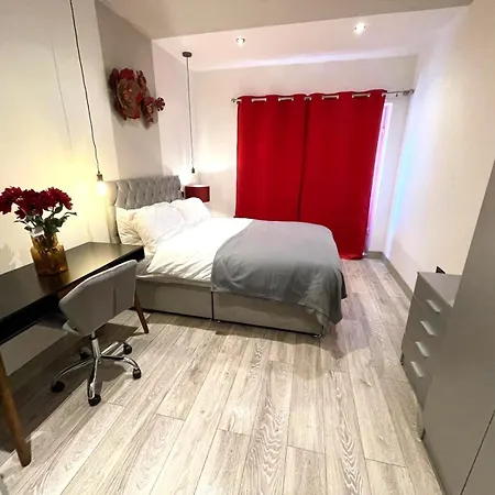 Letzi Private En-suite Near Wembley Guest house