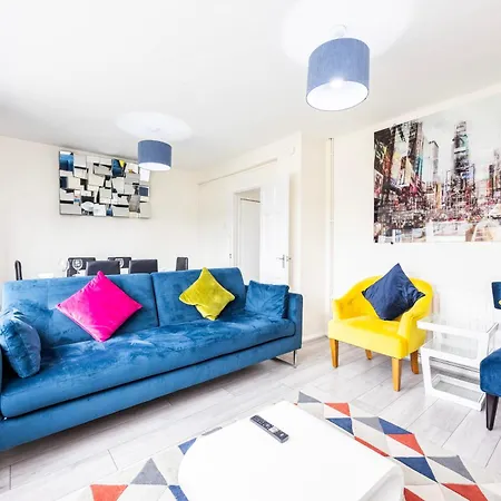 Garland Modern Close To Station 3 Bedroom London