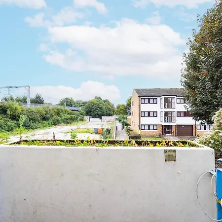 Garland Modern Close To Station 3 Bedroom