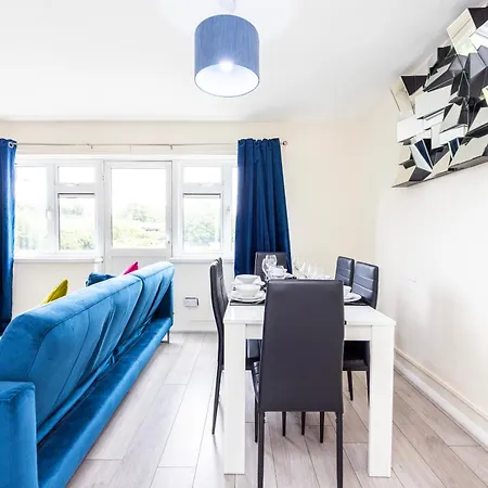 Garland Modern Close To Station 3 Bedroom Apartment *