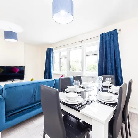 Garland Modern Close To Station 3 Bedroom *
